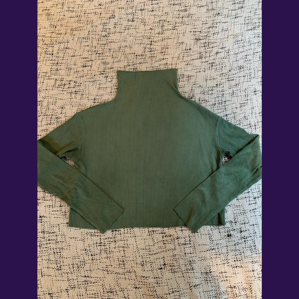 Native youth cropped, ribbed turtle/mock neck top in green, size small